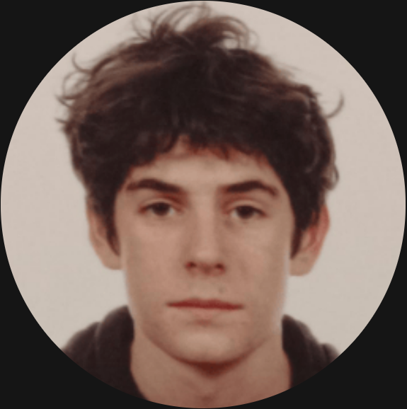 Photo de Gaspard Berthe dans un style photo d'identité