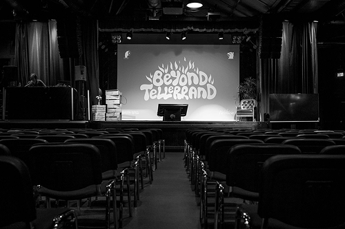 en noir et blanc de la scène vide du festival Beyond Tellerrand vue depuis le public.